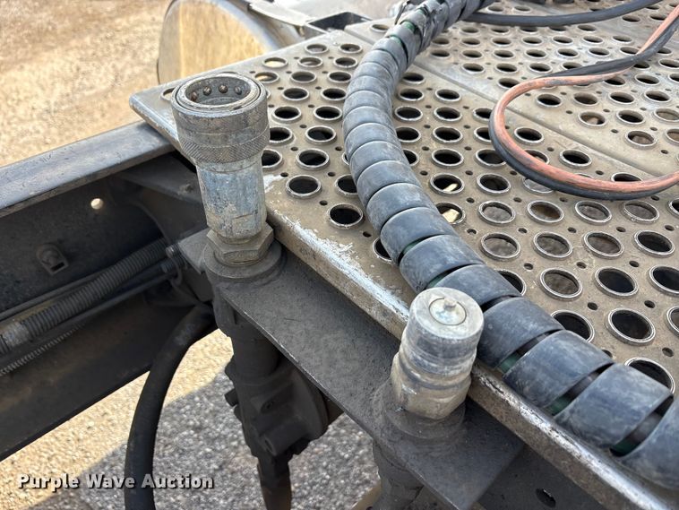 image for item EA7833 2013 Peterbilt 367 semi truck