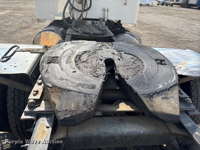 image for item EA7833 2013 Peterbilt 367 semi truck