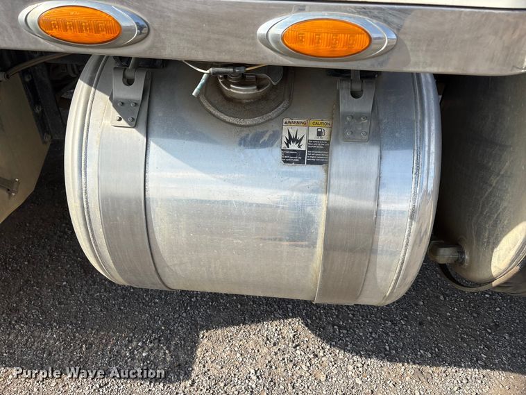 image for item EA7833 2013 Peterbilt 367 semi truck