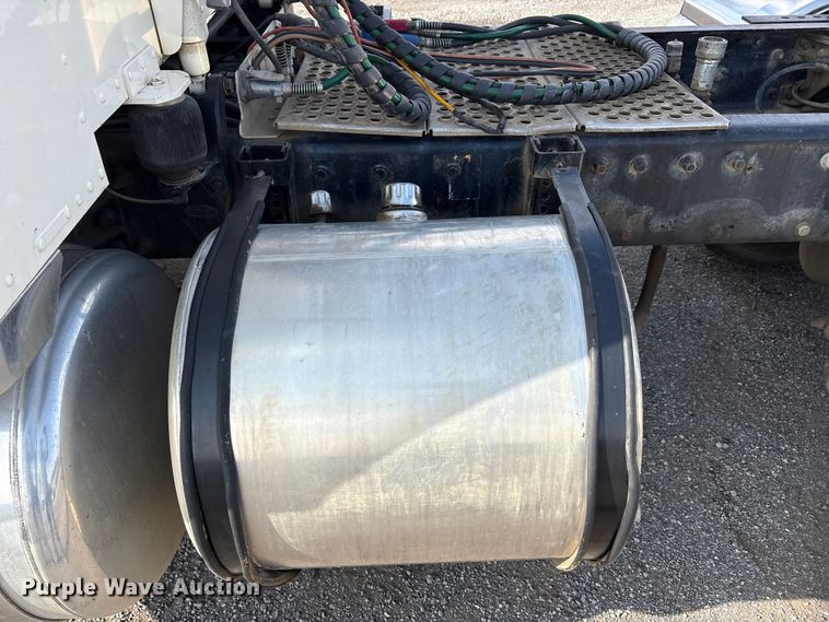 image for item EA7833 2013 Peterbilt 367 semi truck