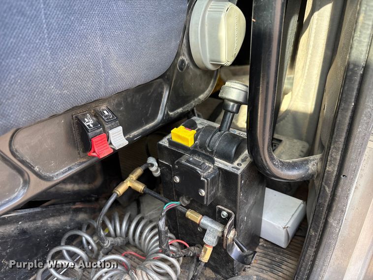 image for item EA7833 2013 Peterbilt 367 semi truck