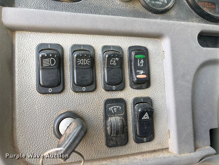 image for item EA7833 2013 Peterbilt 367 semi truck