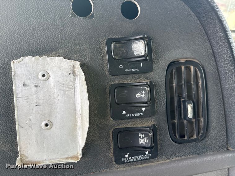 image for item EA7833 2013 Peterbilt 367 semi truck