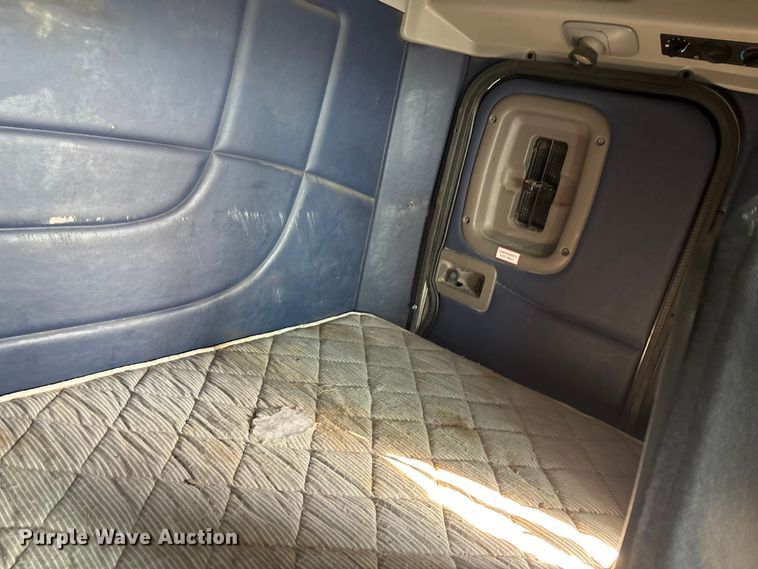 image for item EA7833 2013 Peterbilt 367 semi truck