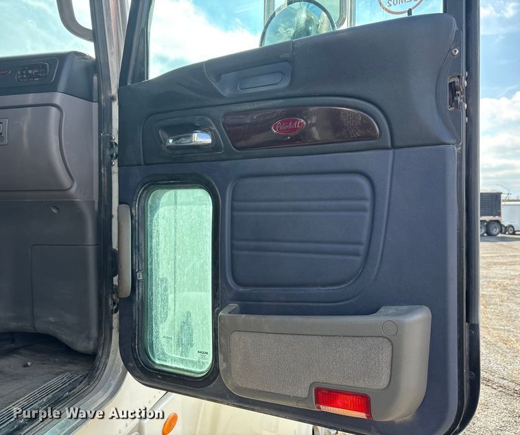 image for item EA7833 2013 Peterbilt 367 semi truck