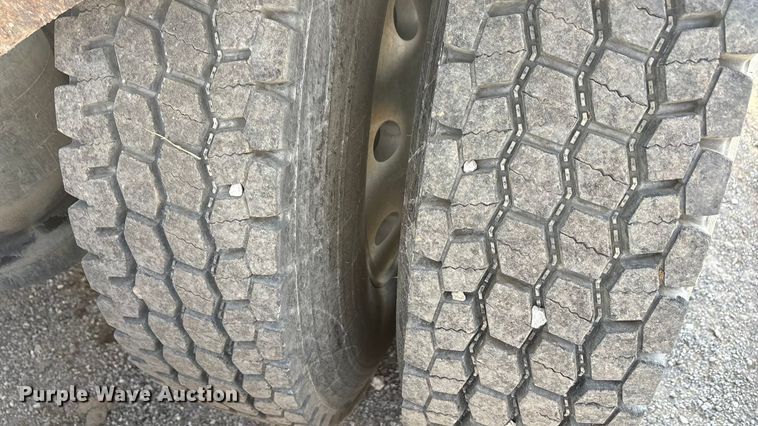 image for item EA7833 2013 Peterbilt 367 semi truck