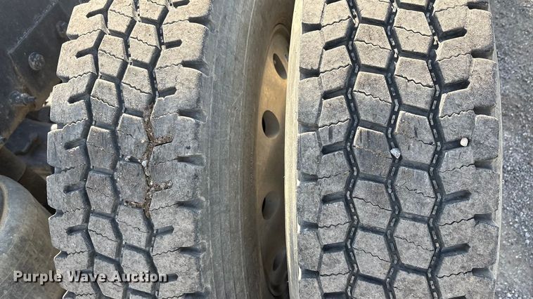 image for item EA7833 2013 Peterbilt 367 semi truck