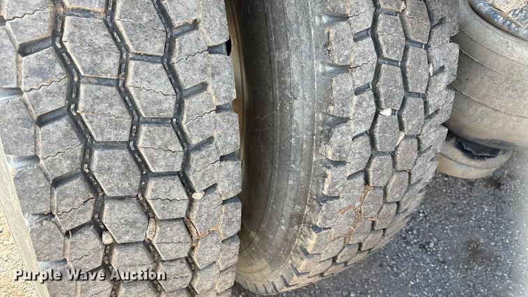 image for item EA7833 2013 Peterbilt 367 semi truck