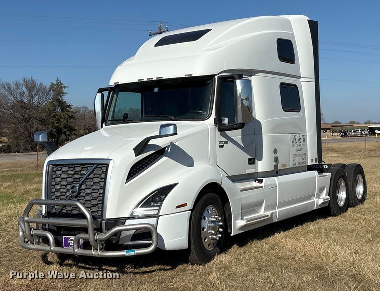 image for item EA7901 2019 Volvo VNL semi truck