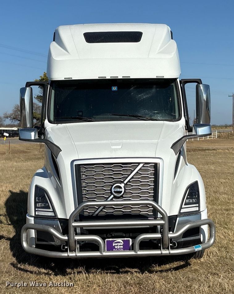image for item EA7901 2019 Volvo VNL semi truck