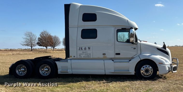 image for item EA7901 2019 Volvo VNL semi truck