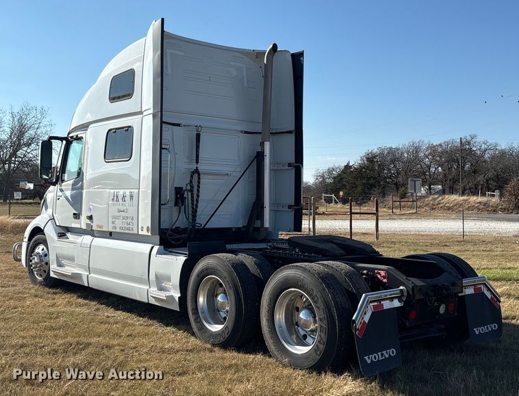 image for item EA7901 2019 Volvo VNL semi truck
