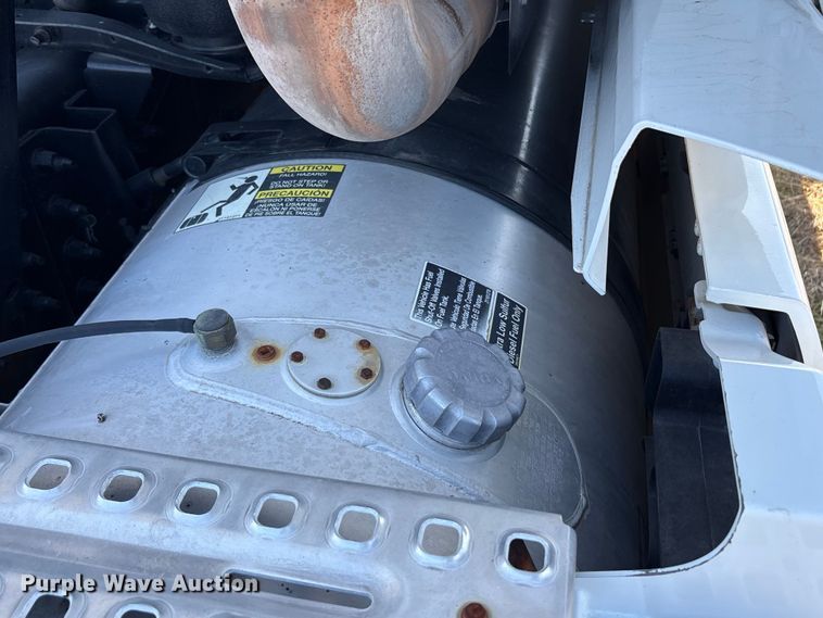 image for item EA7901 2019 Volvo VNL semi truck