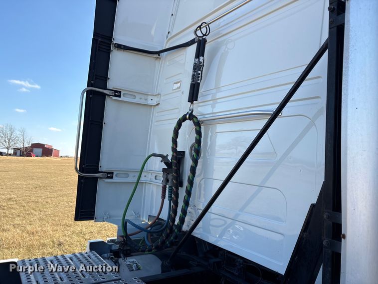 image for item EA7901 2019 Volvo VNL semi truck