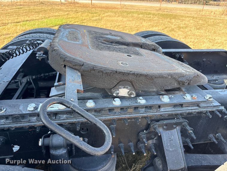 image for item EA7901 2019 Volvo VNL semi truck