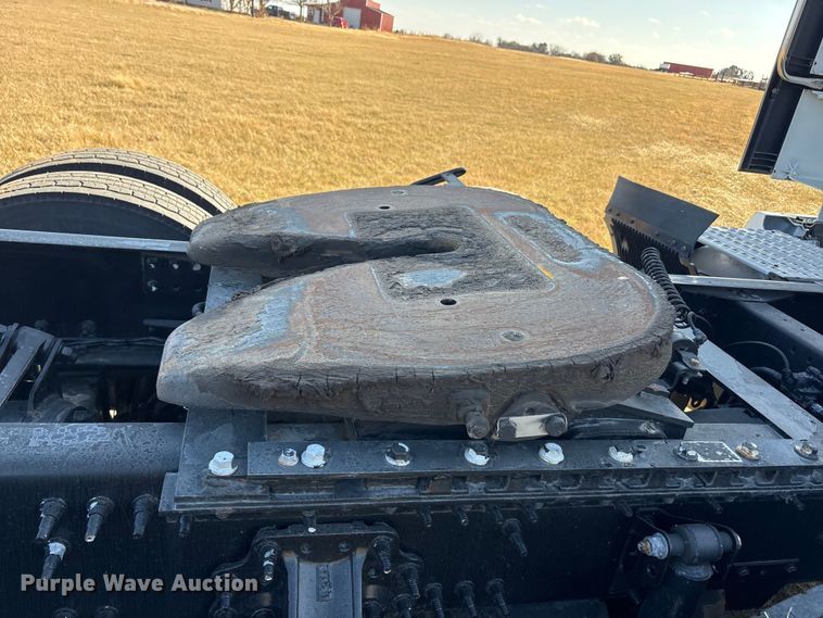 image for item EA7901 2019 Volvo VNL semi truck