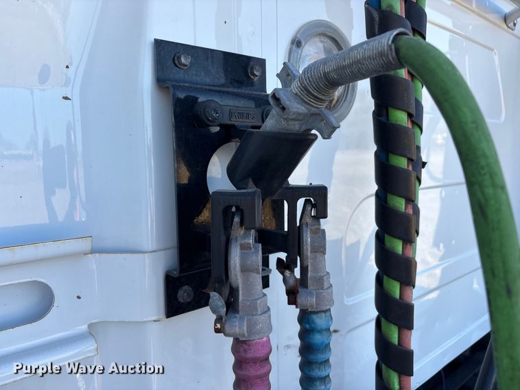 image for item EA7901 2019 Volvo VNL semi truck