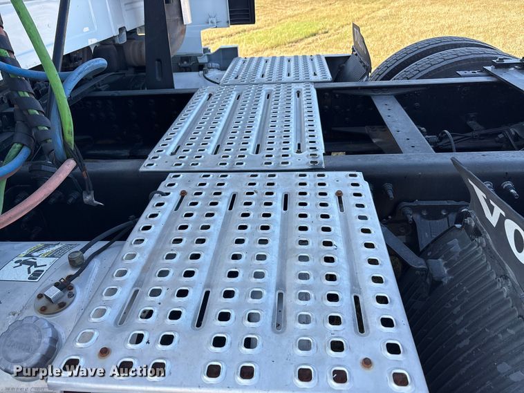 image for item EA7901 2019 Volvo VNL semi truck