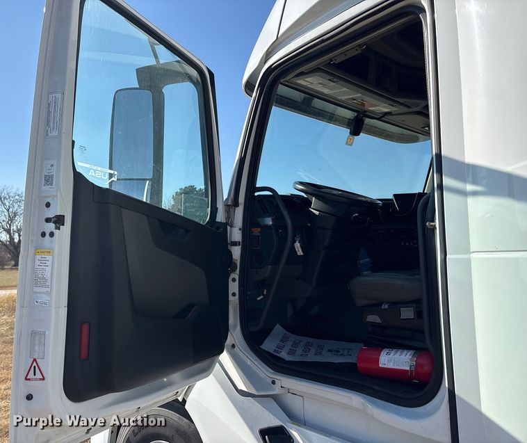 image for item EA7901 2019 Volvo VNL semi truck