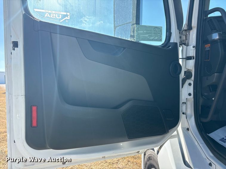 image for item EA7901 2019 Volvo VNL semi truck