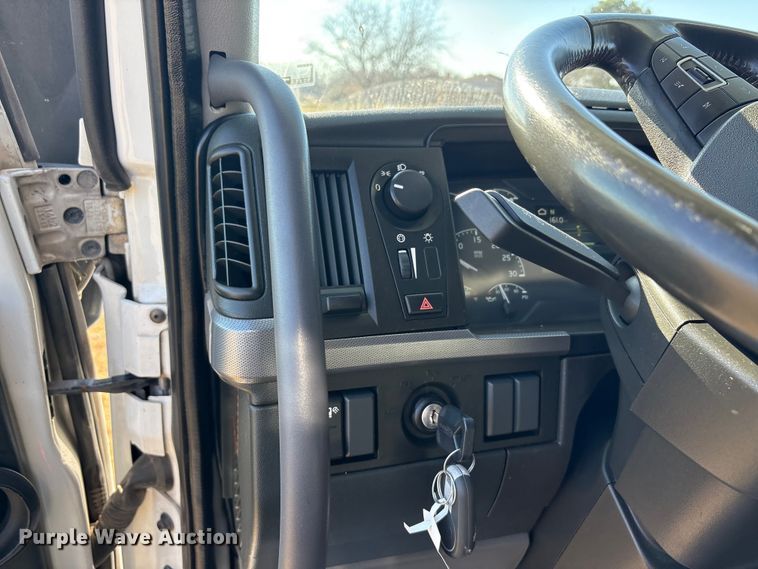 image for item EA7901 2019 Volvo VNL semi truck