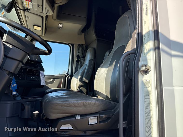 image for item EA7901 2019 Volvo VNL semi truck