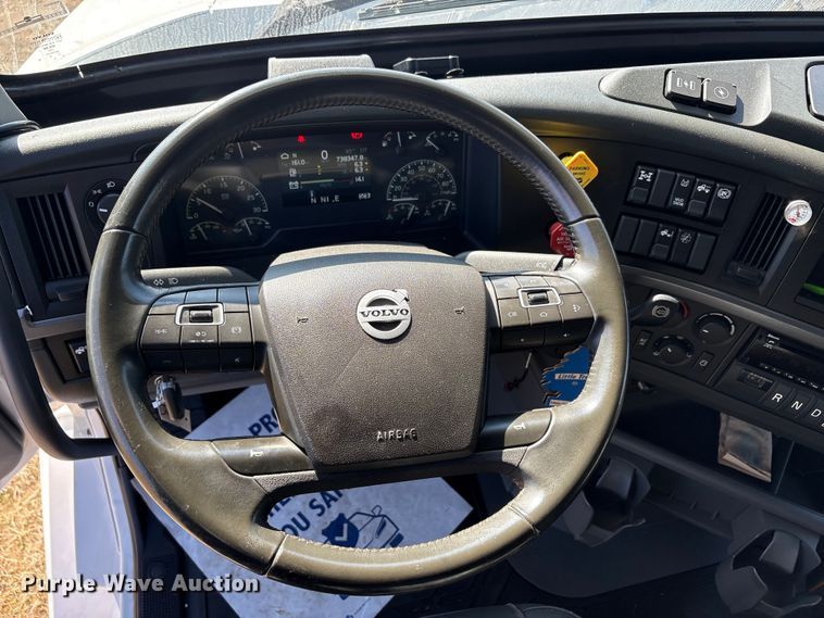 image for item EA7901 2019 Volvo VNL semi truck
