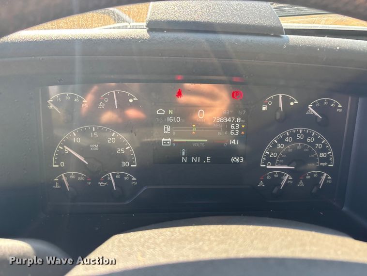 image for item EA7901 2019 Volvo VNL semi truck