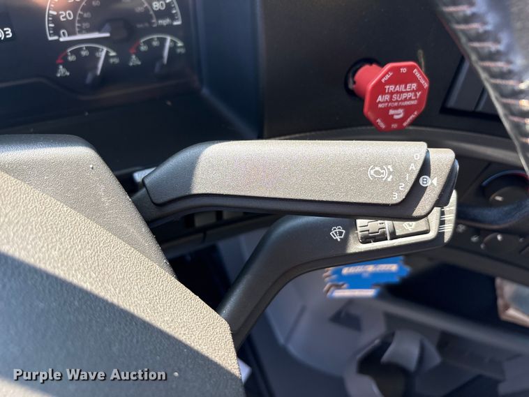 image for item EA7901 2019 Volvo VNL semi truck