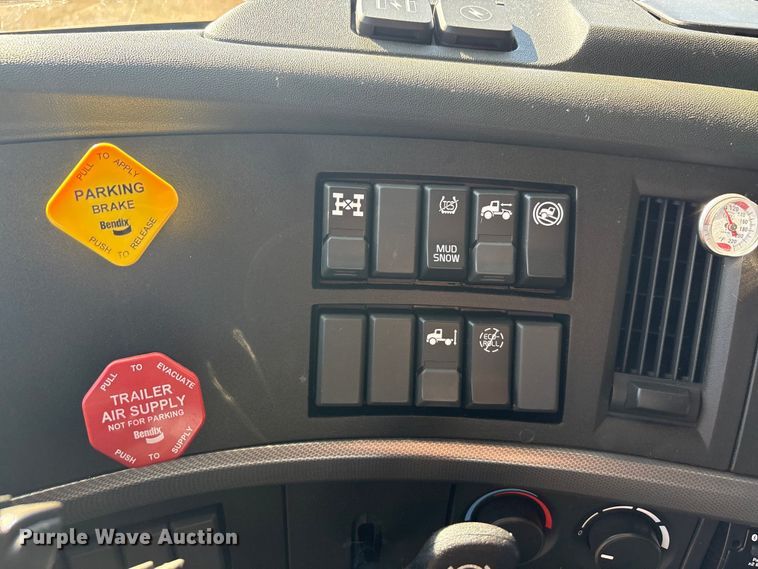 image for item EA7901 2019 Volvo VNL semi truck