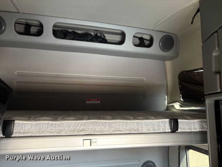 image for item EA7901 2019 Volvo VNL semi truck