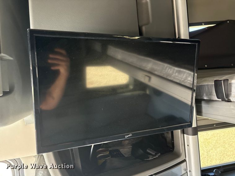 image for item EA7901 2019 Volvo VNL semi truck