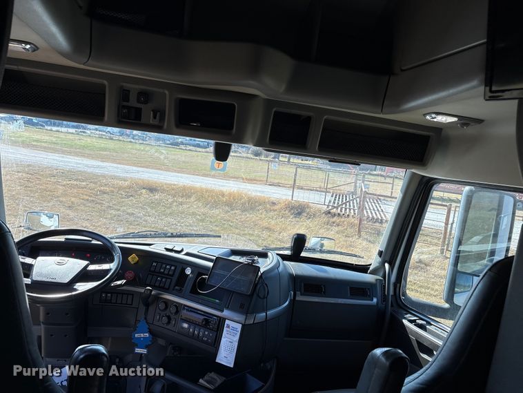 image for item EA7901 2019 Volvo VNL semi truck