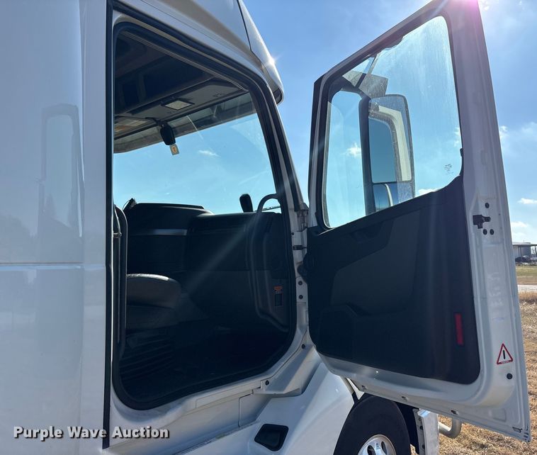 image for item EA7901 2019 Volvo VNL semi truck