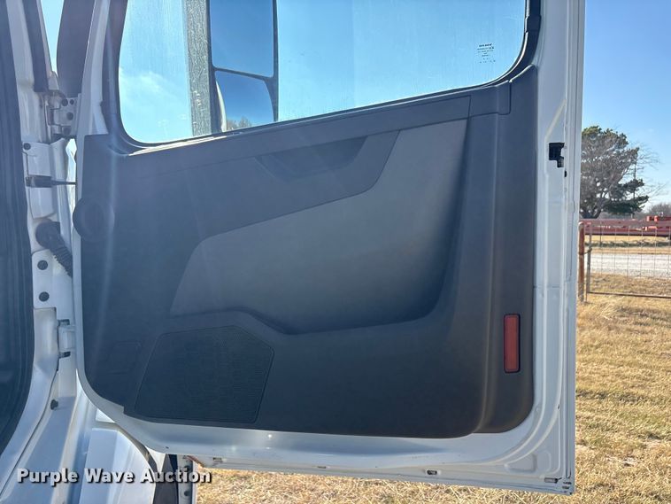 image for item EA7901 2019 Volvo VNL semi truck