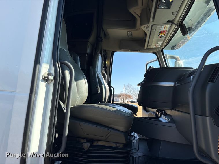 image for item EA7901 2019 Volvo VNL semi truck