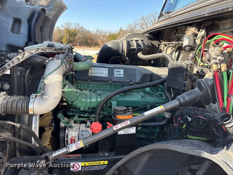 image for item EA7901 2019 Volvo VNL semi truck