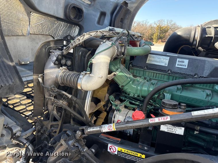 image for item EA7901 2019 Volvo VNL semi truck