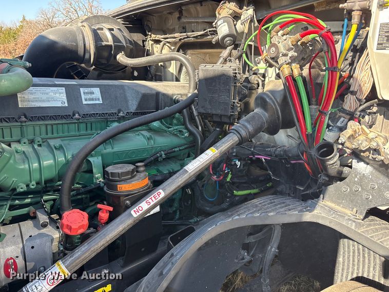 image for item EA7901 2019 Volvo VNL semi truck