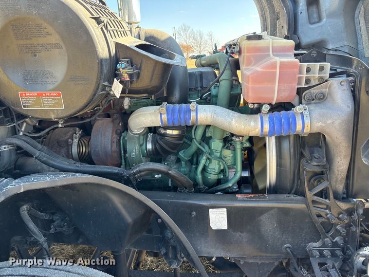 image for item EA7901 2019 Volvo VNL semi truck