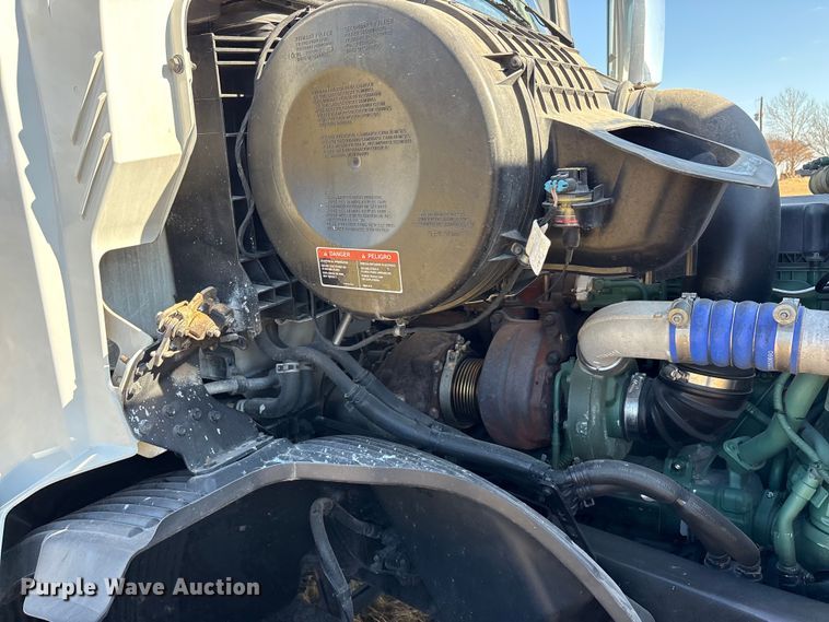 image for item EA7901 2019 Volvo VNL semi truck