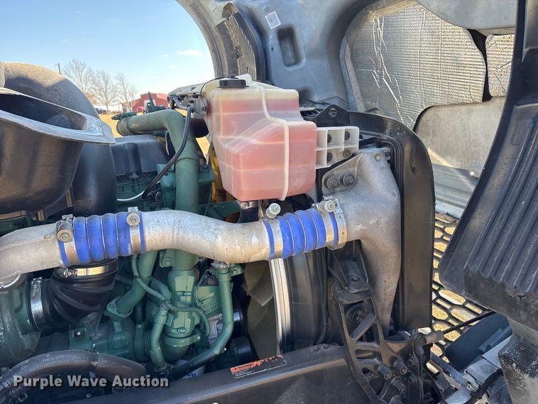 image for item EA7901 2019 Volvo VNL semi truck