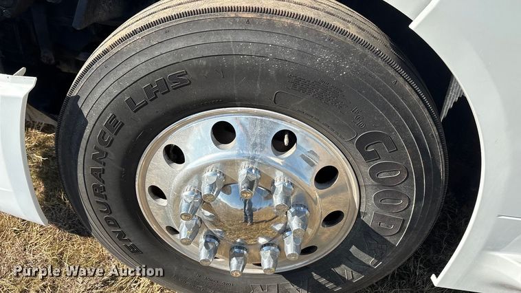 image for item EA7901 2019 Volvo VNL semi truck