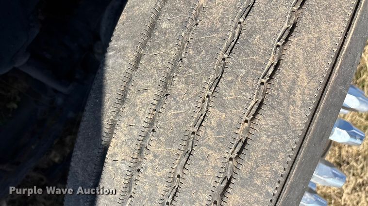 image for item EA7901 2019 Volvo VNL semi truck