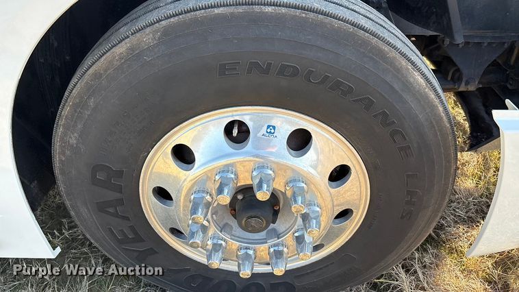 image for item EA7901 2019 Volvo VNL semi truck