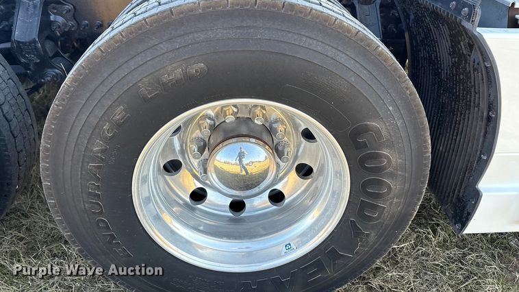 image for item EA7901 2019 Volvo VNL semi truck