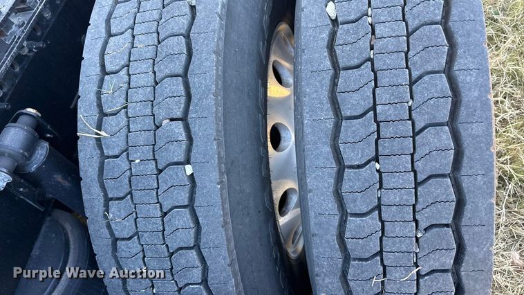 image for item EA7901 2019 Volvo VNL semi truck