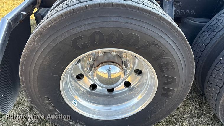 image for item EA7901 2019 Volvo VNL semi truck