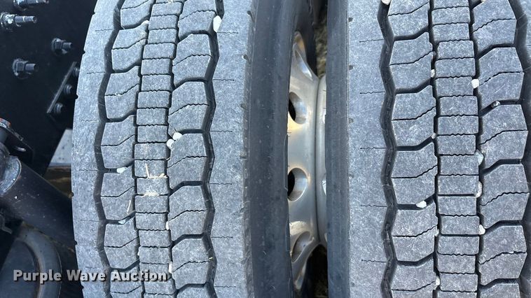 image for item EA7901 2019 Volvo VNL semi truck