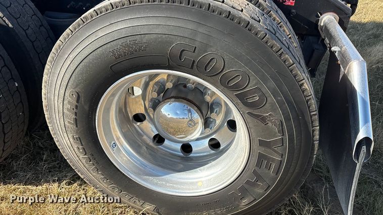 image for item EA7901 2019 Volvo VNL semi truck